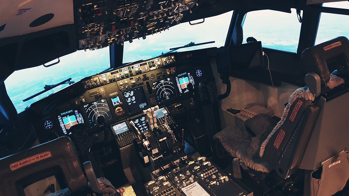 Picture of a Boeing 737 cockpit